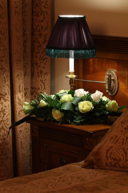 Grand Hotel Polyana Esto-Sadok Eksteriør bilde A coffin with a flower arrangement