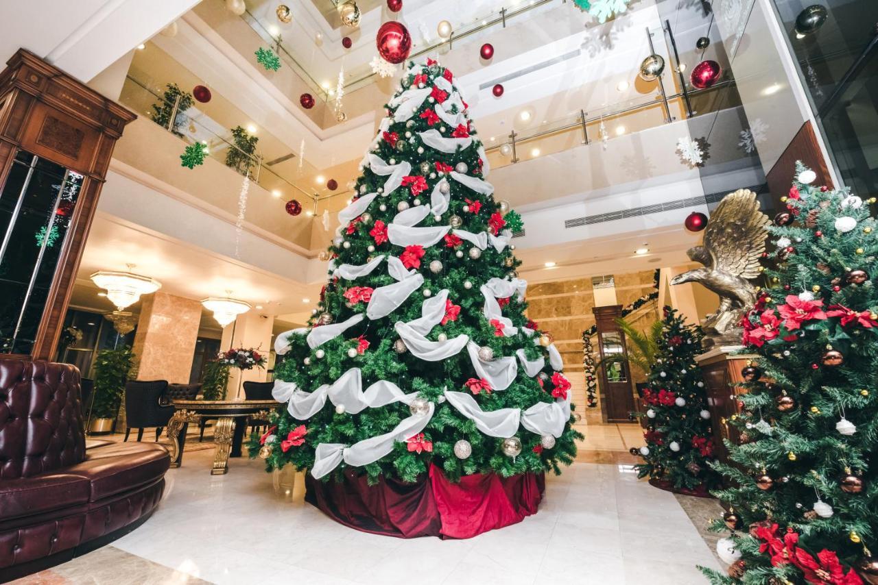 Grand Hotel Polyana Esto-Sadok Eksteriør bilde Christmas tree at the Grand Hyatt Hotel, Mumbai